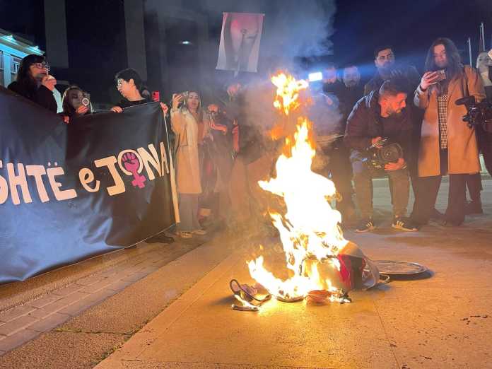 “Nata është e jona”, gra dhe vajza protestojnë para Kryeministrisë në Tiranë
