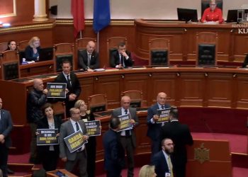 Shqipëri: Mbyllet mes kaosit seanca plenare, zgjat vetëm 10 minuta