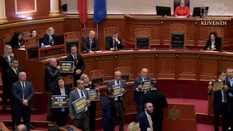 Shqipëri: Mbyllet mes kaosit seanca plenare, zgjat vetëm 10 minuta