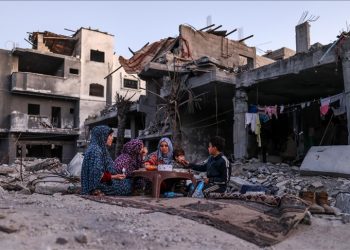 Banorët e Gazës iftarin e parë në rrënojat e shtëpive të shkatërruara nga sulmet izraelit