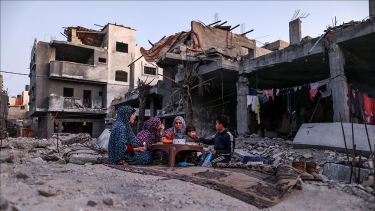 Banorët e Gazës iftarin e parë në rrënojat e shtëpive të shkatërruara nga sulmet izraelit