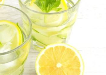 Pse duhet të pini ujë me limon në mëngjes?