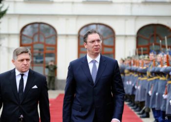 Kryeministri prorus sllovak që tha se s’e njeh Kosovën ka një paralajmërim për Serbinë