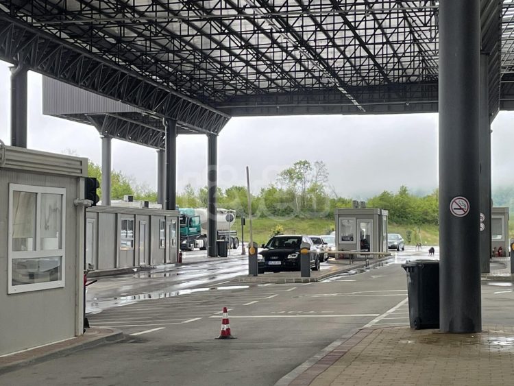 Qytetarët e Kosovës po ndalohen edhe në pikën kufitare në Merdare