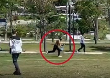 Vlorë, një burrë tenton të godasë me thîkë fëmijët në park (Video)