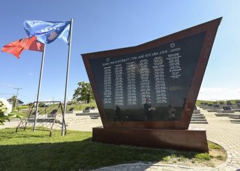 Osmani e Kurti bëjnë homazhe në Drenicë, përkujtojnë martirët dhe dëshmorët e UÇK-së