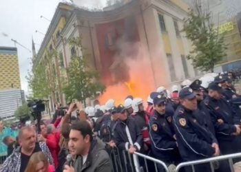 Opozita hodhi molotov para Bashkisë, SHBA-BE-Britani:Dënojmë aktet e dhunës