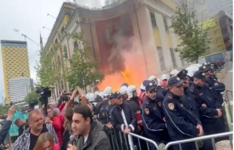 Opozita hodhi molotov para Bashkisë, SHBA-BE-Britani:Dënojmë aktet e dhunës