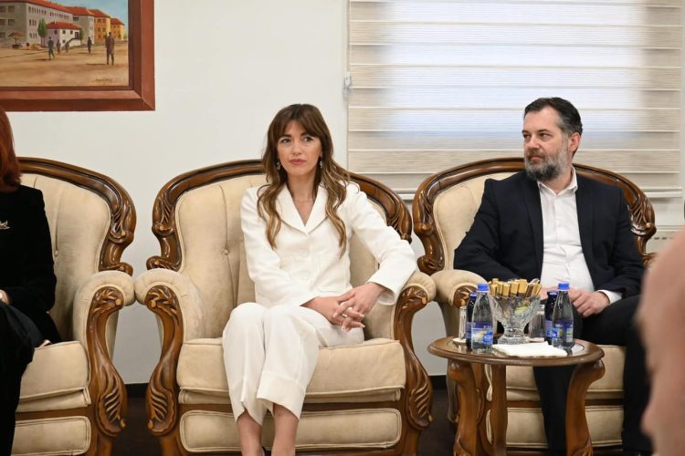 Ministrja Haxhiu uron Fitër Bajramin: Gëzime e mbarësi për të gjithë