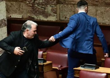 Përleshja në Parlamentin grek, arrestohet deputeti, rrezikon 10 vjet burg