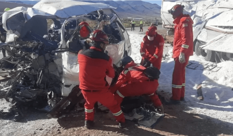 Aksident i rëndë në Bolivi, kamioni përplaset me autobusin, humbin jetën 14 persona