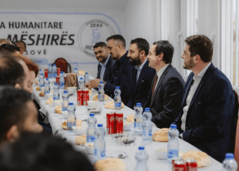 I shoqëuar me ministra e deputetë, Kryeministri Kurti bëri iftar me qytetarë në kuzhinën humanitare në Pejë