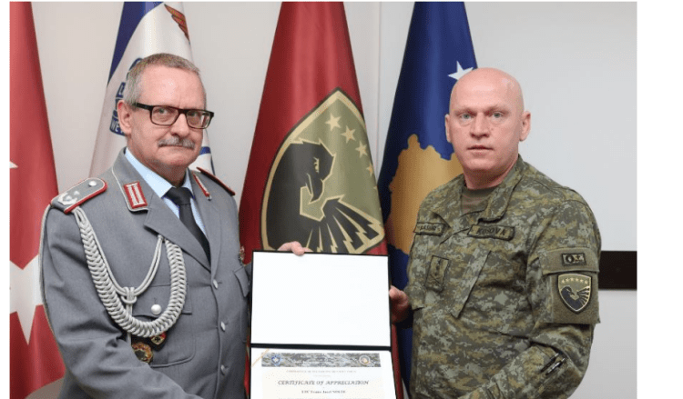 Komandat Jashari pret në takim lamtumirës nënkolonelin Nolte, e dekoron me mirënjohje