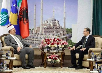 Ambasadori i Turkiye-s Tunç Angılı viziton BIK-un, uron besimtarët islam për Fitër Bajramin