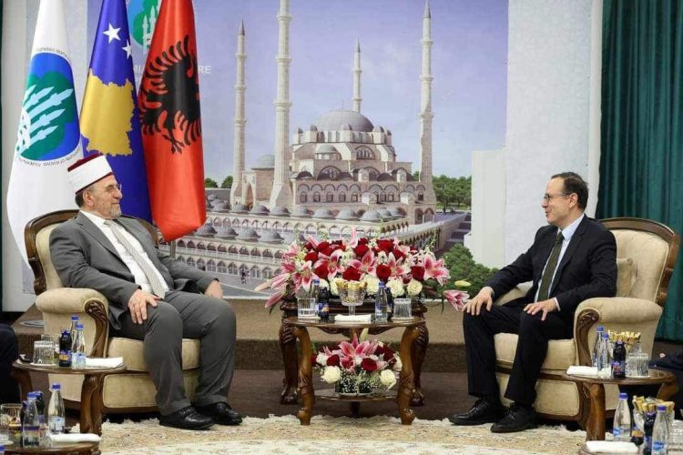 Ambasadori i Turkiye-s Tunç Angılı viziton BIK-un, uron besimtarët islam për Fitër Bajramin