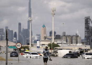 Natyra ‘thyen’ luksin, pamjet që u bënë virale nga Dubai i përmbytur (Foto)