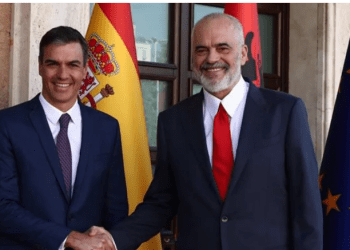 Pezulloi detyrat publike për shkak të akuzave ndaj bashkëshortes, Rama i del në krah kryeministrit spanjoll