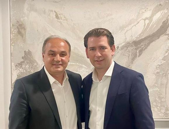 Hoxhaj në Austri takon “ish mikun” e tij, ish-kancelarin Kurz dhe deputetë austriakë