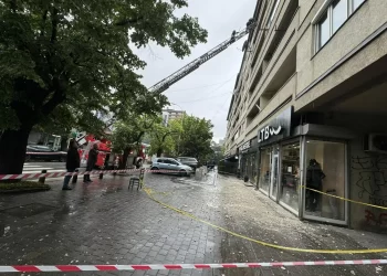 Bie fasada e ndërtesës, intervenojnë zjarrfikësit dhe inspeksioni komunal