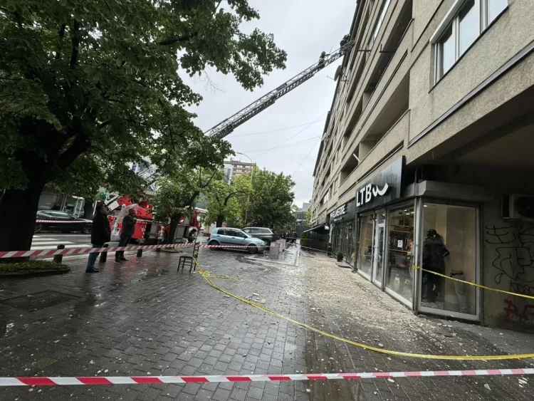 Bie fasada e ndërtesës, intervenojnë zjarrfikësit dhe inspeksioni komunal