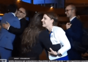 Gëzimi pas votimit në Strasburg, përqafohen fort Gërvalla e deputetja e PDK-së