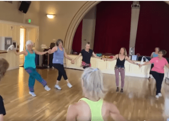 Gratë amerikane duke vallëzuar nën tingujt e këngës ‘Xhamadani vija-vija’, (Video)