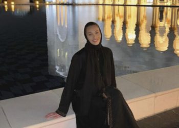 ‘E lumtur’ Gresa Hoti publikon foto me mbulesë islame