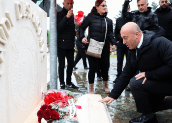 Nderon të rënët në Sllup, Hereq dhe Dujakë, Haradinaj: Përulemi përjetësisht para veprës së heronjve