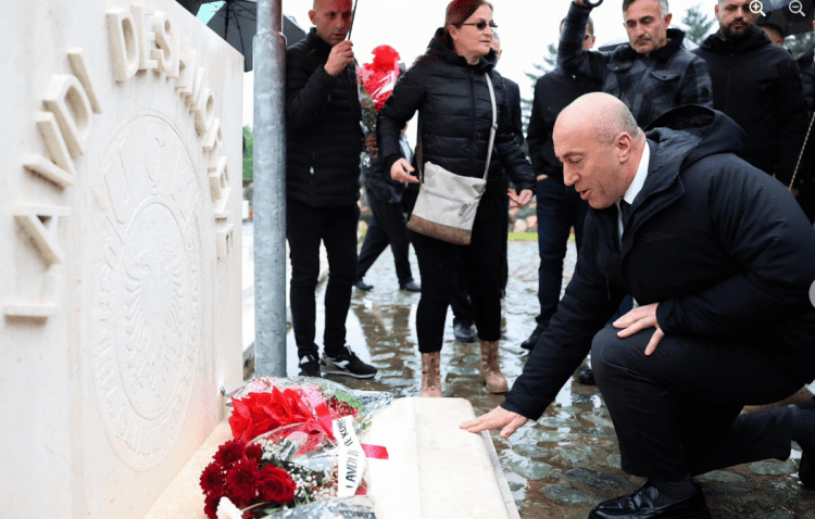 Nderon të rënët në Sllup, Hereq dhe Dujakë, Haradinaj: Përulemi përjetësisht para veprës së heronjve