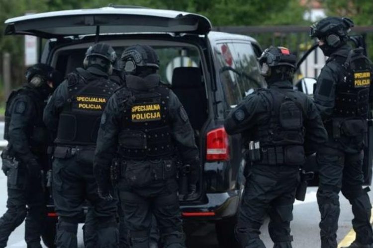 Arrestohen 22 zyrtarë të lartë në Bosnje, në mesin e tyre edhe shefi i Policisë Speciale