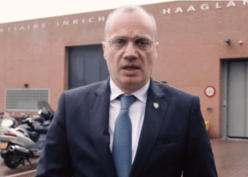 Kryediplomati i Shqipërisë viziton Thaçin në Hagë: Mbështetja jonë nuk do t’i mungojë në asnjë rast dhe për asgjë