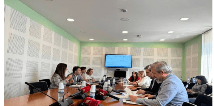 Opozita lëshon mbledhjen, megjithatë komisioni shqyrton Projektligjin për tekste shkollore