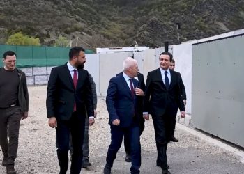 Kurti: Familjet po dukeshin të lumtura për shtëpitë e tyre të reja në lagjen Kroi i Vitakut (VIDEO)