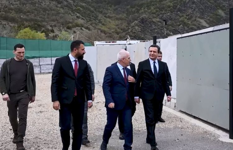 Kurti: Familjet po dukeshin të lumtura për shtëpitë e tyre të reja në lagjen Kroi i Vitakut (VIDEO)