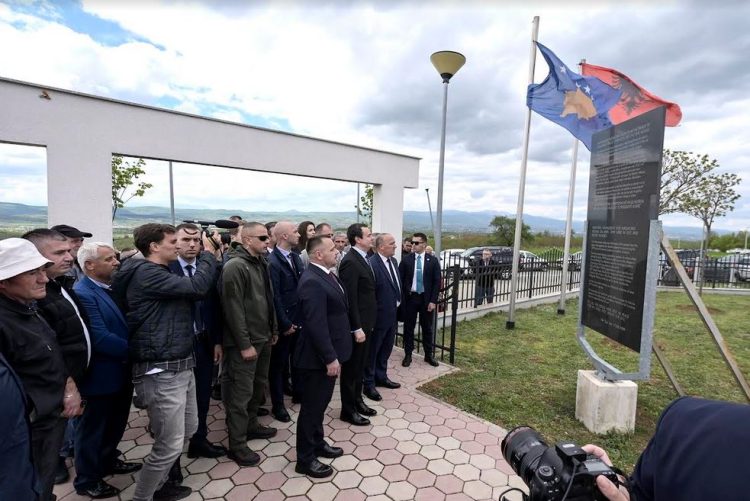 Kryeministri Kurti përkujtoi m*asakrën e Dyzit