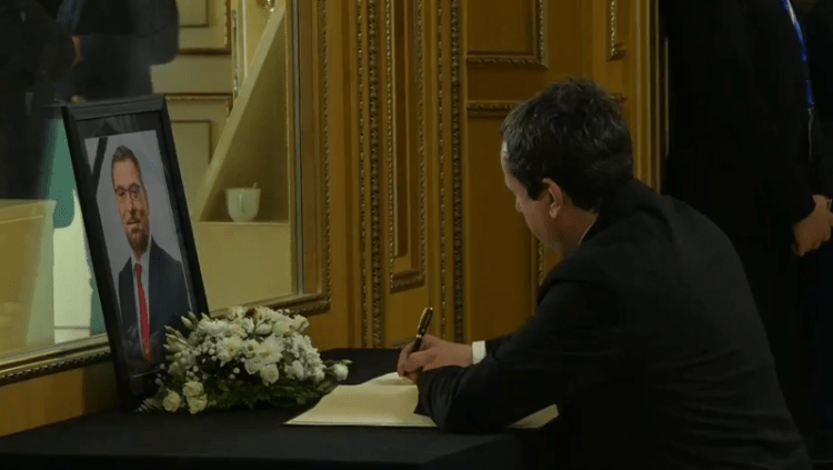 Kryeministri Kurti bën homazhe në nderim të Ali Lajçit