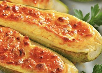 Tavë me kungulleshka të mbushura me perime, e shëndetshme e plot shije