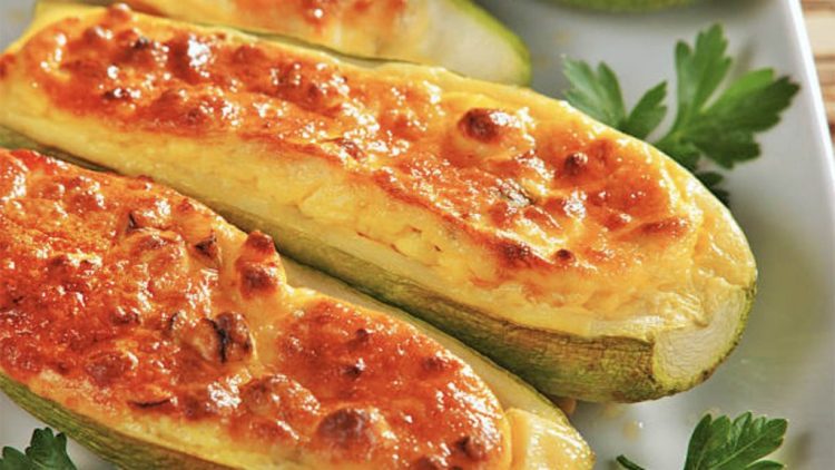 Tavë me kungulleshka të mbushura me perime, e shëndetshme e plot shije