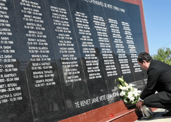 Kryeministri Kurti bëri homazhe në Drenicë: Gjaku i martirëve është dritë e lirisë, është rrënjë e Republikës sonë