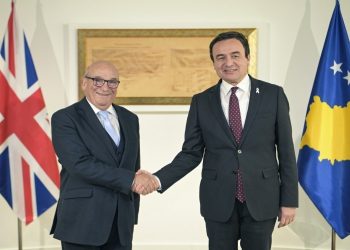 Kurti takoi emisarin britanik Stuart Peach, flasin për zhvillimet në vend
