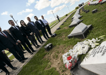 Kryeministri Kurti bëri homazhe në Marinë, në 25- vjetorin e rënies së komandantit Ilaz Kodra