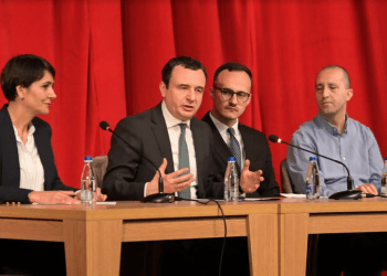 Kryeministri Kurti zhvillon takim me regjistrues dhe mbikëqyrës që po merren me Regjistrimin e Popullsisë