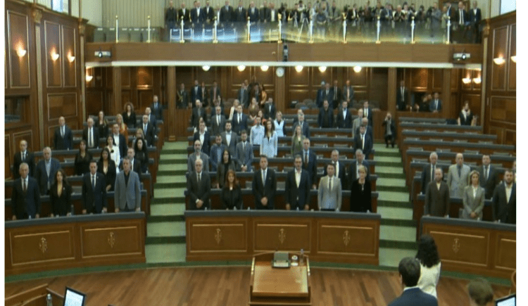 Me një minutë heshtje, deputetët nderojnë të rënët për liri në Betejën e Koshares