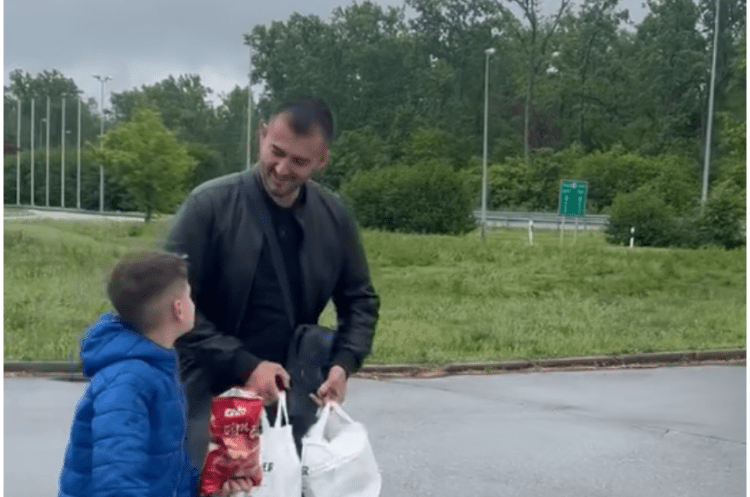 Labinot Tahiri i’u çon ujë e ushqime kosovarëve që u bllokuan në kufirin Kroaci-Serbi (Video)