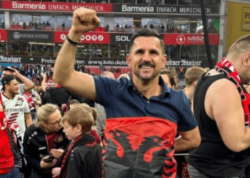 Ish-futbollisti i Kombëtares feston me flamurin kuqezi titullin e Leverkusenit