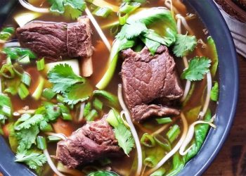 Mish me qepë të njoma, një drekë e shijshme