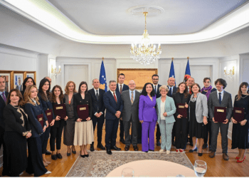 Dolën të tretët në garat e drejtësisë në botë, Osmani u ndan mirënjohje studentëve të Juridikut