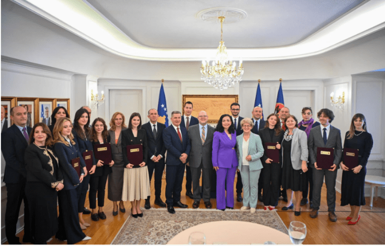 Dolën të tretët në garat e drejtësisë në botë, Osmani u ndan mirënjohje studentëve të Juridikut