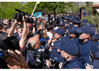 Qytetarët protestojnë para bashkisë së Tiranës, kërkohet dorëheqja e Veliajt