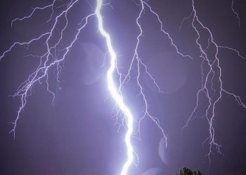 Të paktën 18 persona mbetën të lënduar nga goditja e rrufesë në një stadium në Japoni